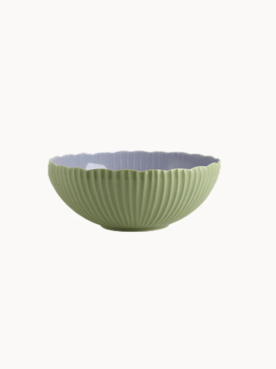 Dwukolorowa żebrowana ceramiczna miska w kolorze miętowym z gładkim, lawendowym wnętrzem na jednolitym białym tle. Głęboka miska wyróżnia się delikatnie pofalowanym brzegiem.