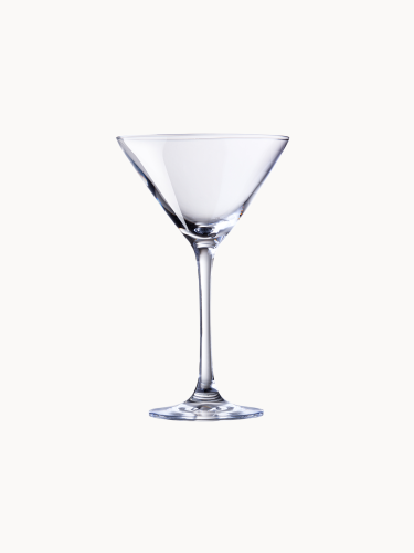 Klasyczny, przezroczysty kieliszek do martini z stożkowatą czarką, oparty na smukłej nóżce.
