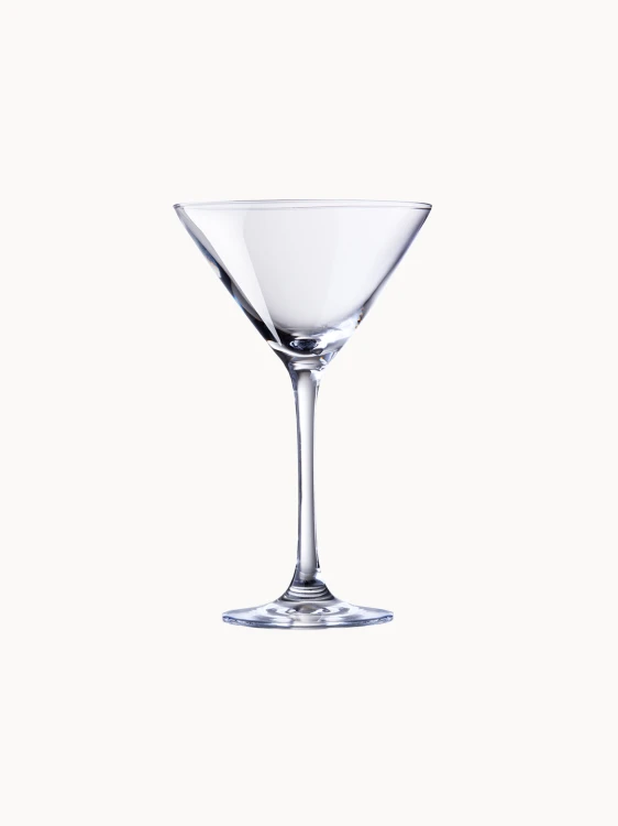 Klasyczny, przezroczysty kieliszek do martini z stożkowatą czarką, oparty na smukłej nóżce.