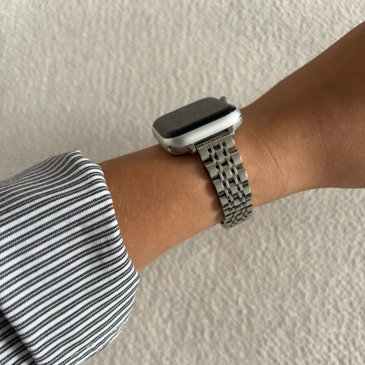 Srebrny pasek JUBILEE do Apple Watch na nadgarstku