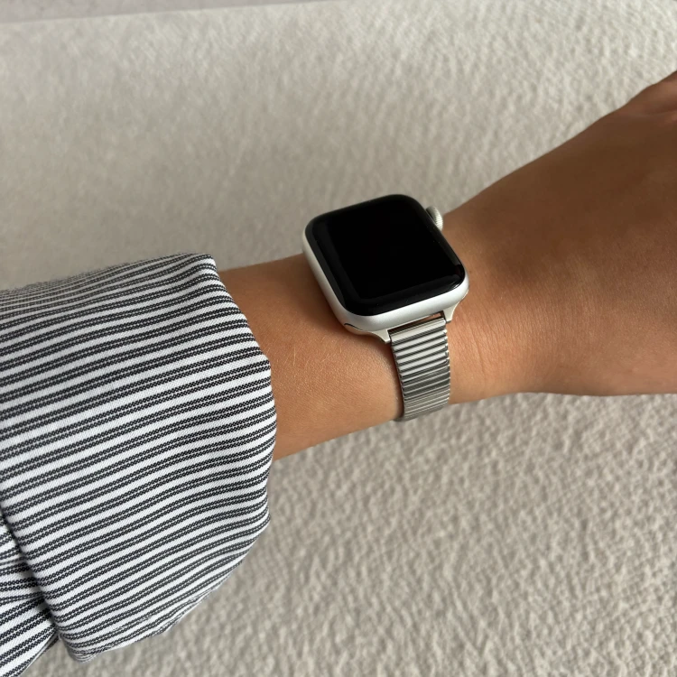 Srebrny pasek MINIMALIST do Apple Watch na nadgarstku