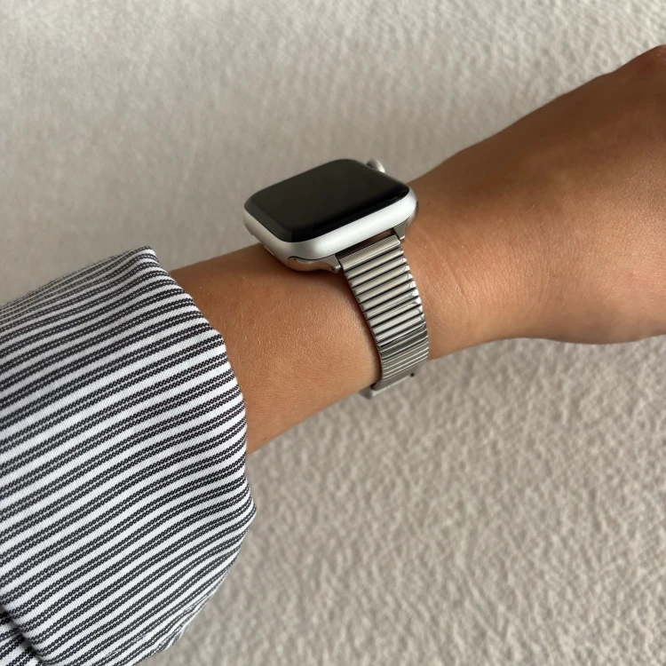 Srebrna bransoleta MINIMALIST do Apple Watch na nadgarstku
