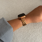 Bransoleta SLEEK do Apple Watch na nadgarstku różowe złoto