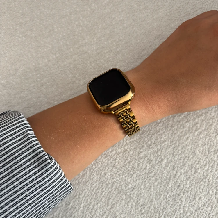 Różowe złoto pasek JUBILEE do Apple Watch na nadgarstku