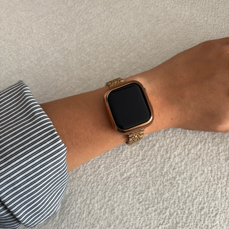 Złoty złoto pasek JUBILEE do Apple Watch na nadgarstku