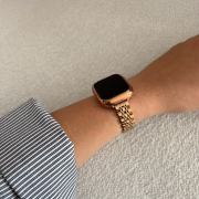 Złota bransoleta JUBILEE do Apple Watch na nadgarstku