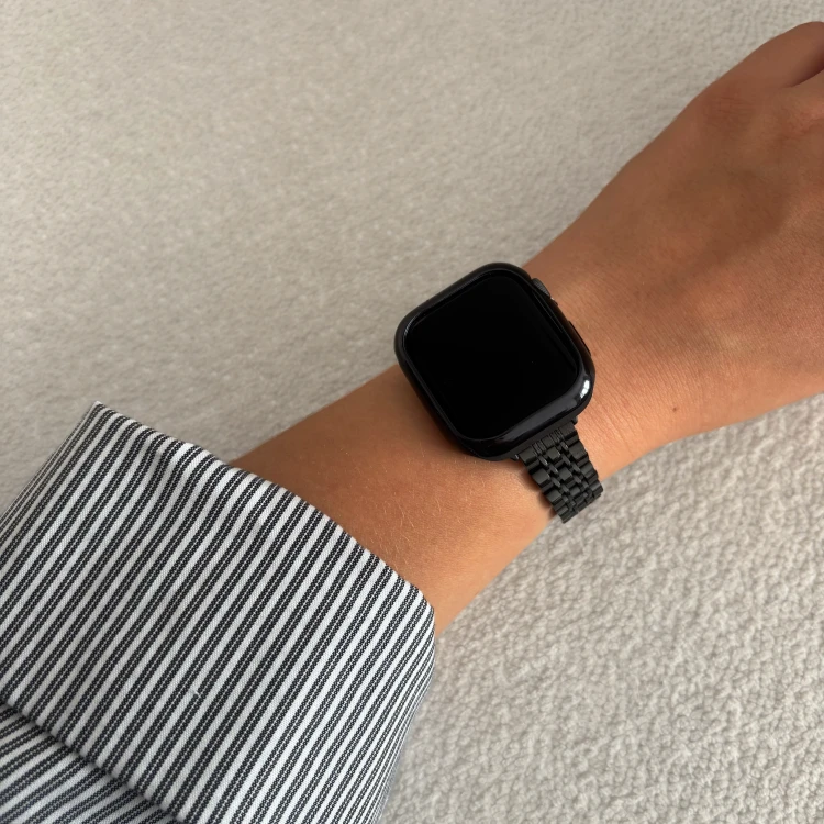 Czarna bransoleta JUBILEE do Apple Watch na nadgarstku