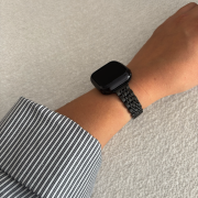 Czarny pasek JUBILEE do Apple Watch na nadgarstku