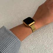 Złota bransoleta MINIMALIST do Apple Watch na nadgarstku