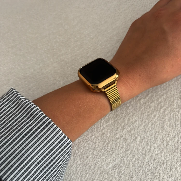 Złota bransoleta MINIMALIST do Apple Watch na nadgarstku