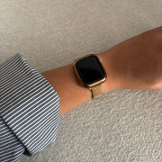 Różowe złoto pasek SLEEK do Apple Watch na nadgarstku