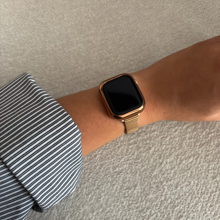 Różowe złoto pasek SLEEK do Apple Watch na nadgarstku