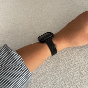 Czarna bransoleta MINIMALIST do Apple Watch na nadgarstku