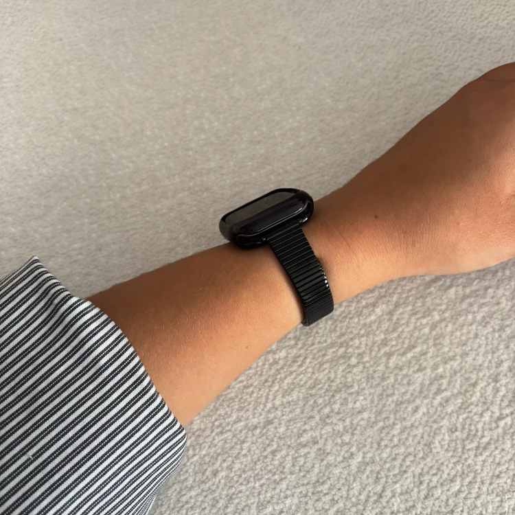 Czarna bransoleta MINIMALIST do Apple Watch na nadgarstku