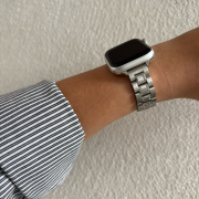 Srebrna bransoleta SLEEK do Apple Watch na nadgarstku