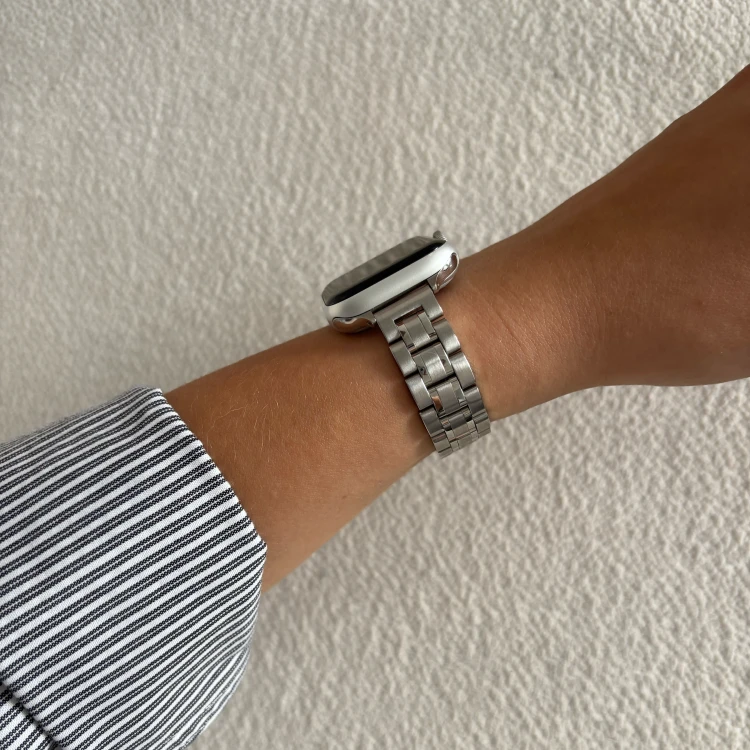 Srebrny pasek SLEEK do Apple Watch na nadgarstku